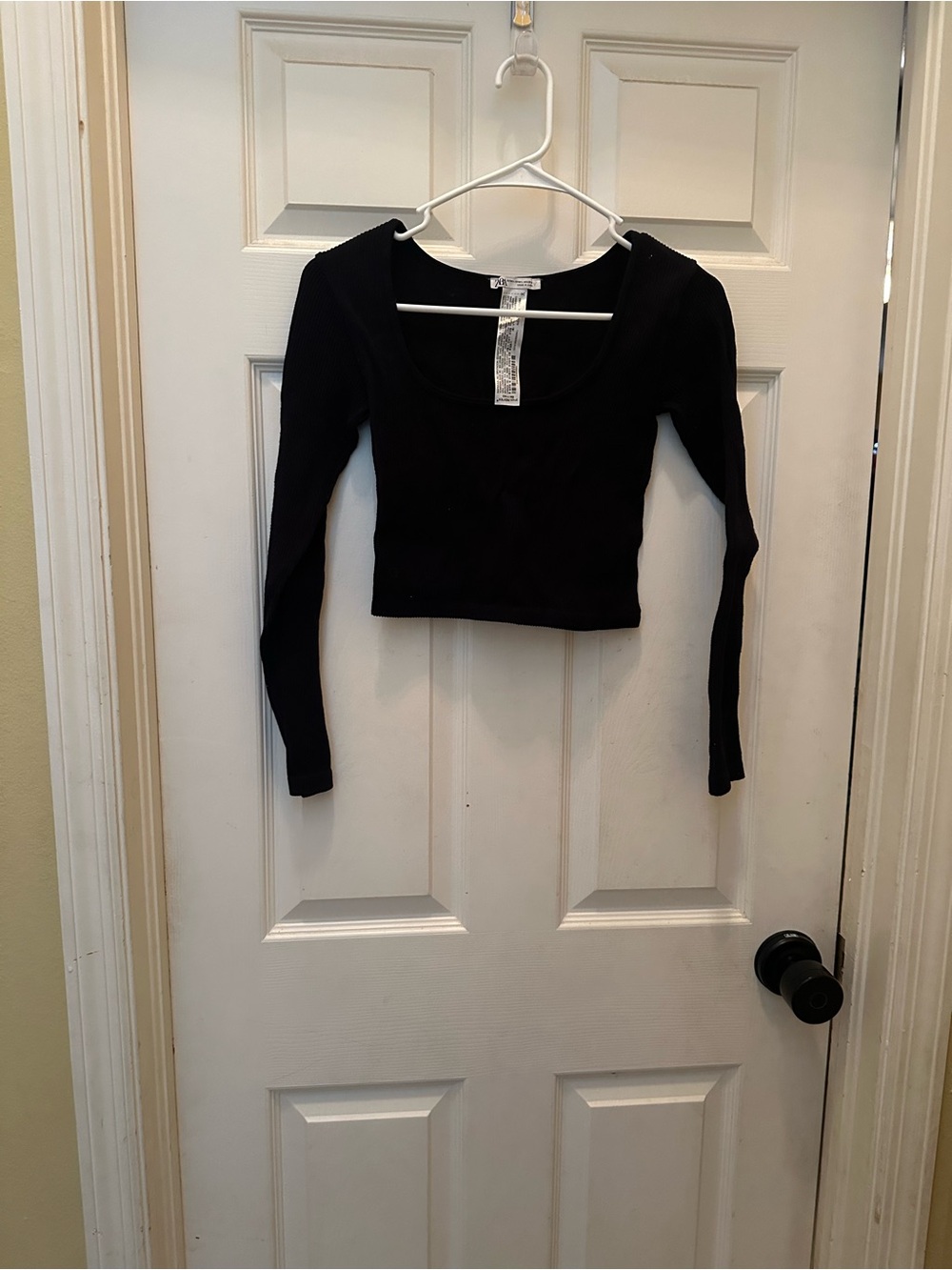 Women’s Black Long Sleeve Scoop Neck Crop Top